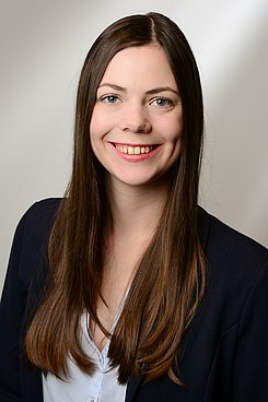 Frau  Alicia Auer